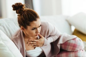 Mujer con molestias digestivas, posibles efectos secundarios de los fármacos GLP-1.